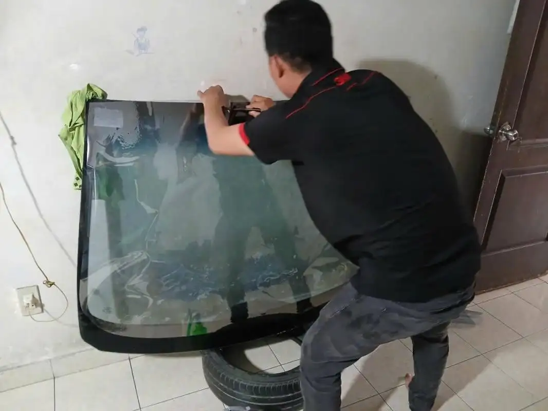 Kính Ô Tô Bị Nứt Có Nên Thay Không?