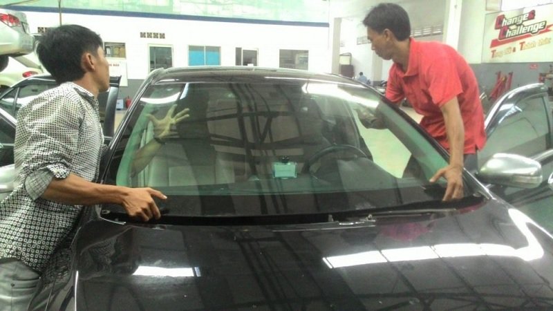 thay-kinh-chan-gio-xe-oto-mazda-323 Thay Kính Chắn Gió Xe Oto Mazda 323
