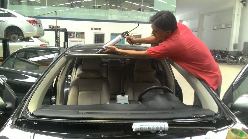 thay-kinh-chan-gio-xe-oto-mazda-929 Thay Kính Chắn Gió Xe Oto Mazda 929