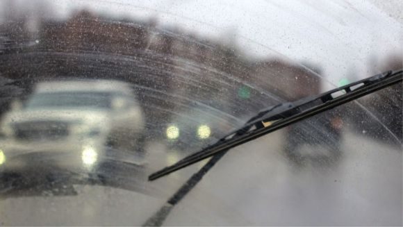 Gạt nước kính chắn gió kêu cọt kẹt – Có phải lỗi ở kính?