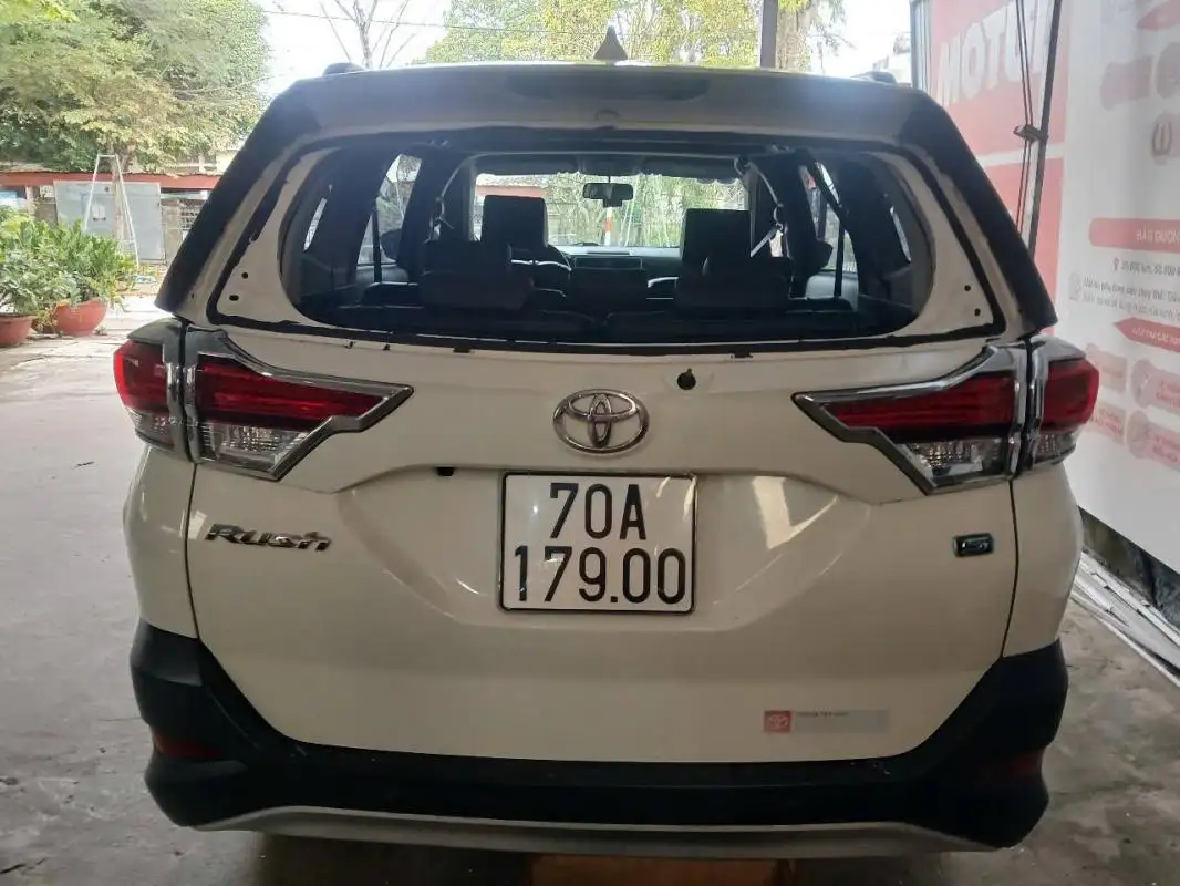 Kính Ô Tô Bị Nứt Có Nên Thay Không?