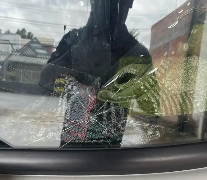 Dịch vụ thay kính xe ô tô Dịch vụ thay kính xe ô tô