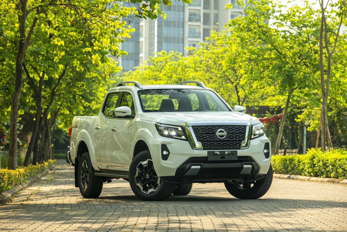 Thay Kính Chắn Gió Xe Nissan Navara