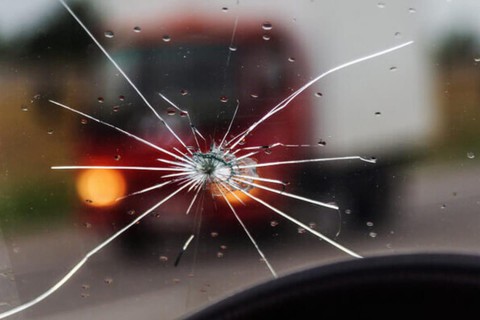 Kính chắn gió ô tô nứt chân chim xử lý thế nào?