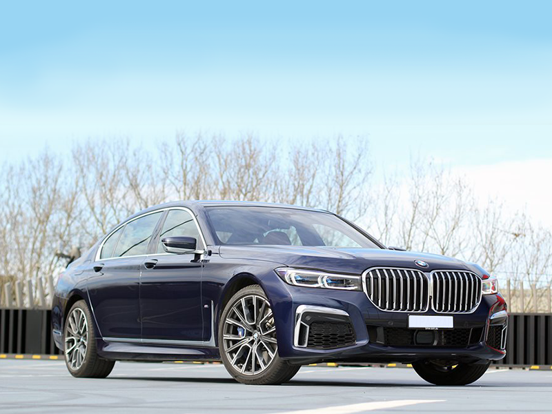 Kính chắn gió xe BMW 740Li