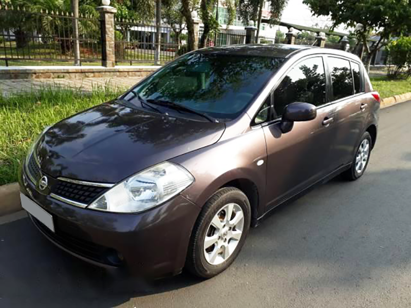 thay-kinh-chan-gio-xe-nissan-tiida thay Kính chắn gió xe Nissan Tiida