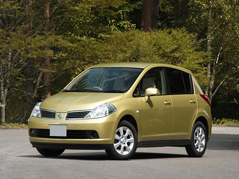 thay-kinh-chan-gio-xe-nissan-tiida thay Kính chắn gió xe Nissan Tiida