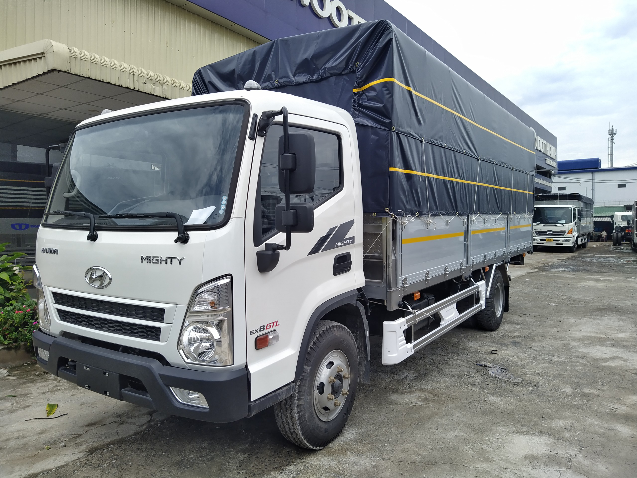 thay-kinh-chan-gio-xe-tai-huyndai-8-tan thay Kính chắn gió xe tải Hyundai 8 tấn
