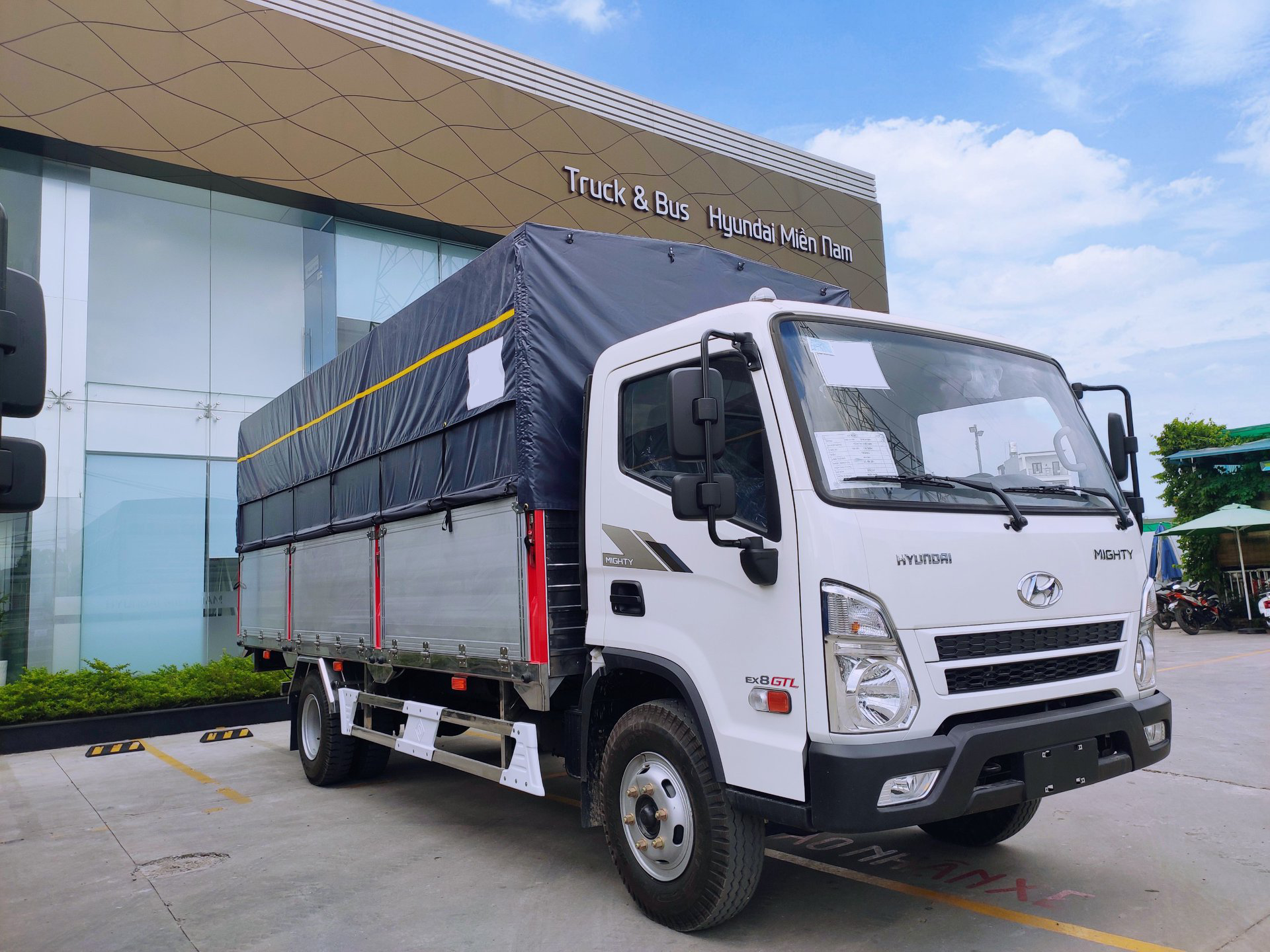 thay-kinh-chan-gio-xe-tai-huyndai-8-tan thay Kính chắn gió xe tải Hyundai 8 tấn