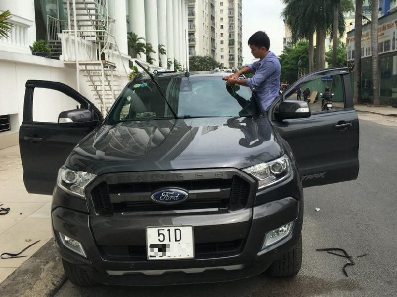 Thay Kính Chắn Gió Xe Ford Escape
