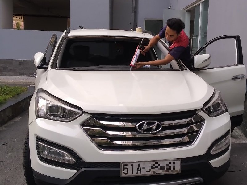Thay Kính Chắn Gió Xe Ford Escape
