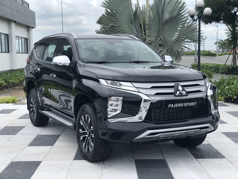 Dịch vụ thay kính chắn gió xe Mitsubishi Pajero Sport tại nhà